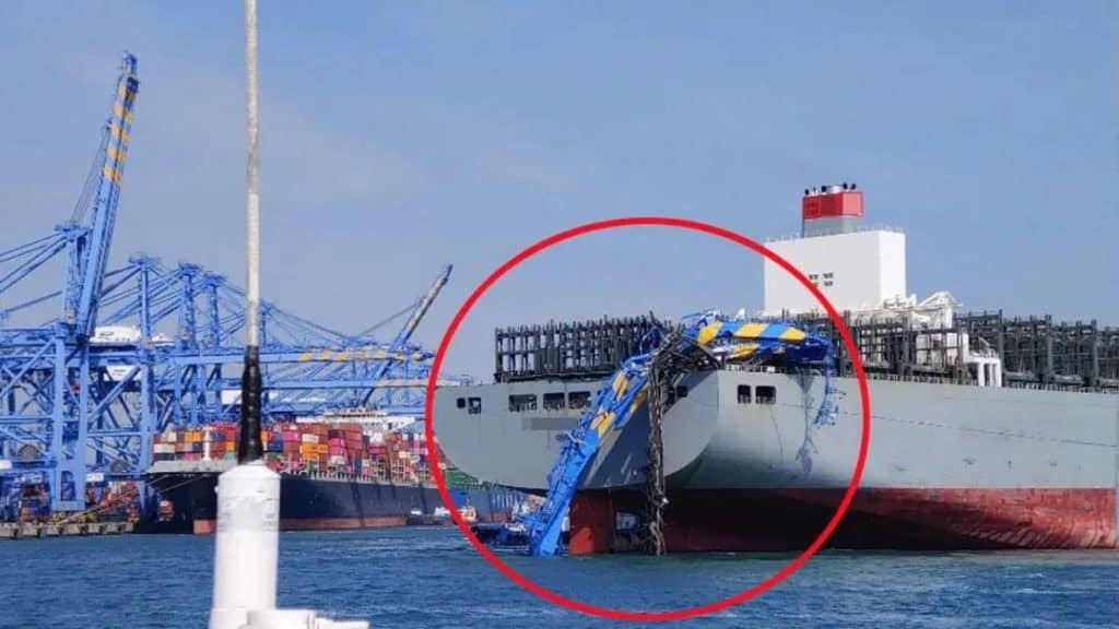 集装箱船撞击釜山港码头