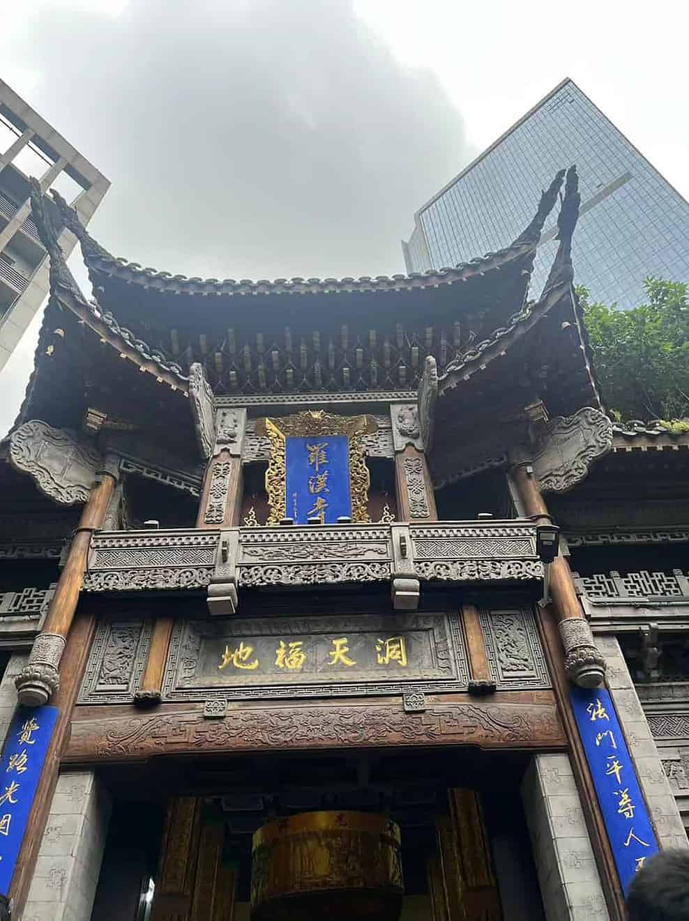 罗汉寺-疯狂的石头？