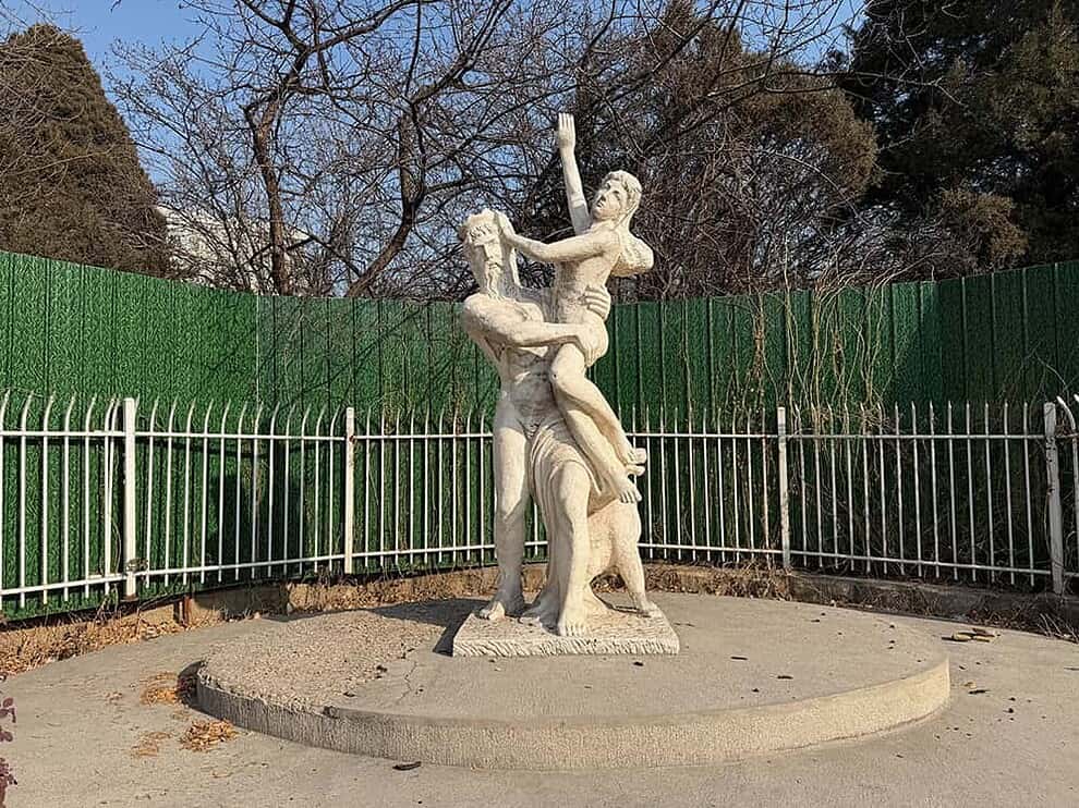 what is the statue presenting for