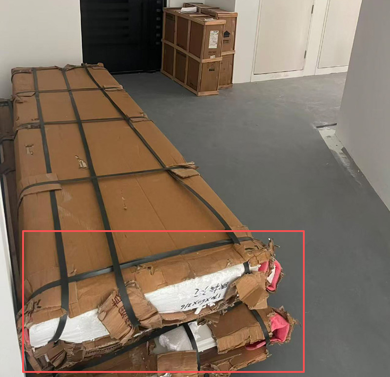 货物送到国外客人家门口的状态,能看出有部分包装破损